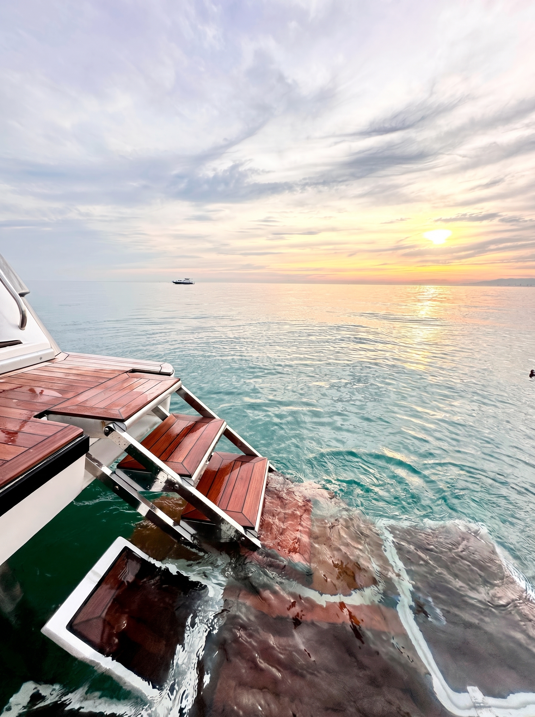 Plataforma submergível em uso ao pôr do sol