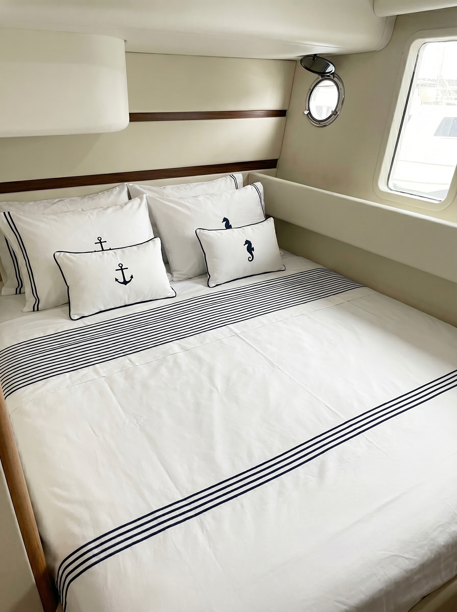Cabine de hóspedes com enxoval náutico